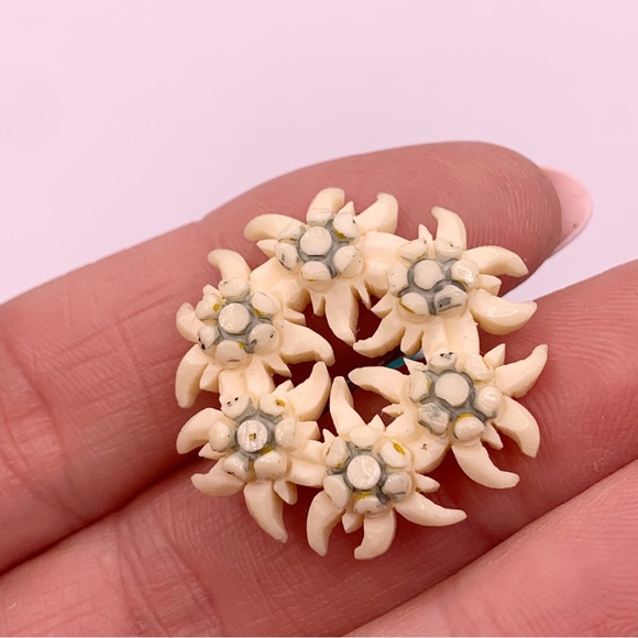 Antique C clasp carved bovine bone flower circle wreath brooch pin green - Picture 6 of 8